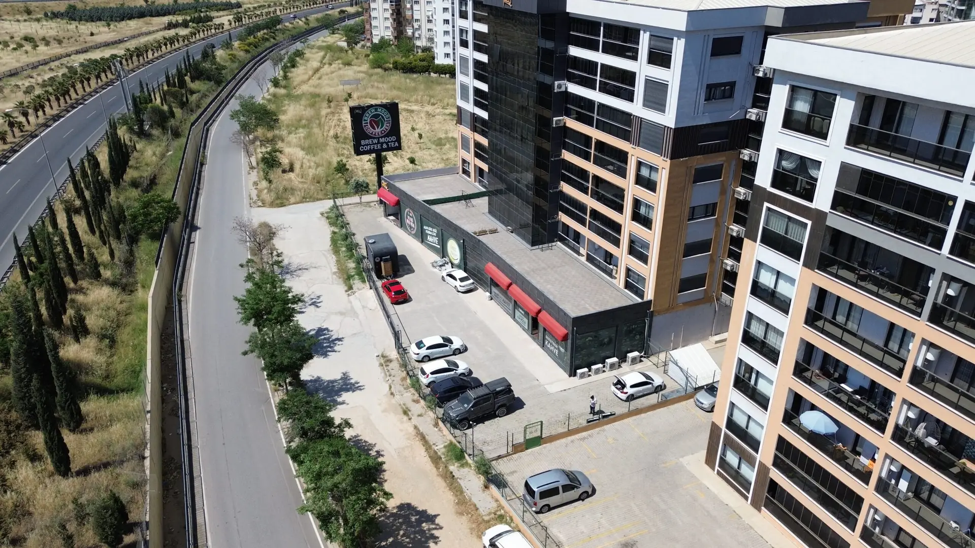 BORNOVA MEVLANA MAHALLESİNDE 900M2 OTOBAN CEPHELİ DÜKKAN